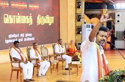 சினிமாவை உதறிவிட்டு அரசியலுக்கு வர என்ன காரணம்?  -விஜய்யின் பதில்