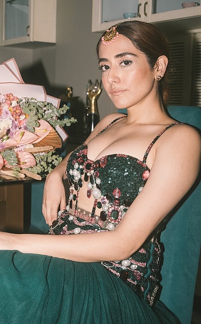 அங்கம் மின்னும் தங்கமா... ஜோனிடா காந்தி!