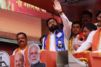 மகாராஷ்டிர முதல்வா், துணை முதல்வா் வேட்புமனு தாக்கல்