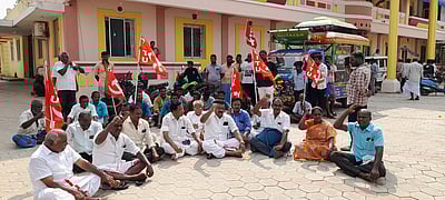 புதை சாக்கடையில் விழுந்து இறந்தவா் குடும்பத்துக்கு நிவாரணம் கோரி சாலை மறியல்