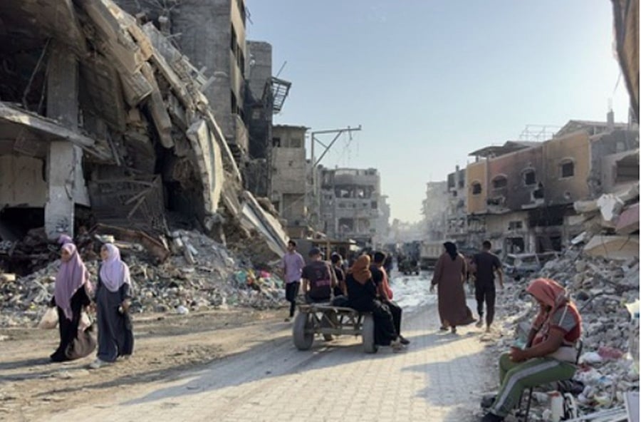 காஸாவில் இஸ்ரேல் தாக்குதலில் இருந்து தப்புவதற்காக தங்கள் இருப்பிடங்களை விட்டு வெளியேறும் பொதுமக்கள்.