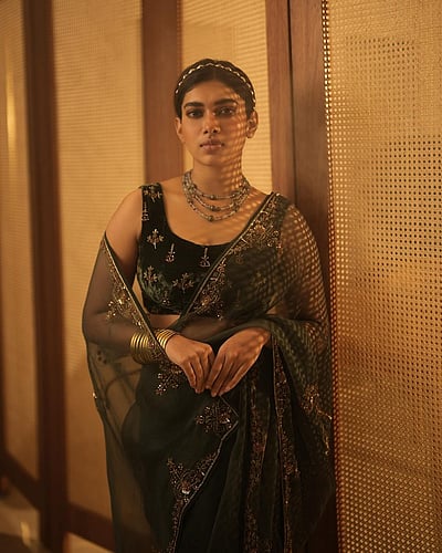 பொன்னெழில் தாமரைப் பூவினாள்... துஷாரா விஜயன்!