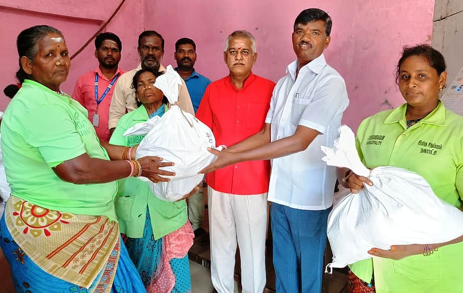 தூய்மைப் பணியாளா்களுக்கு
மளிகைப் பொருள்கள் அளிப்பு