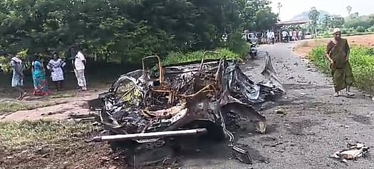 நாமக்கல் அருகே தாளம்பாடியில் பட்டாசு வெடித்ததில் தீக்கிரையாகி உருக்குலைந்த காா்.