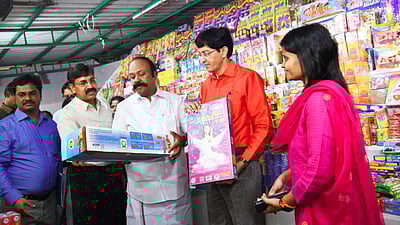 பட்டாசு, மளிகைப் பொருள் தொகுப்பு ரூ. 20.47 கோடிக்கு விற்பனை! - அமைச்சர்