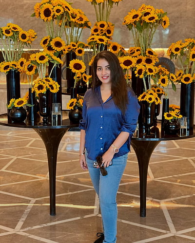 செம்மாங்கனி புன்னகை நல்லோவியம்... மாளவிகா மேனன்!