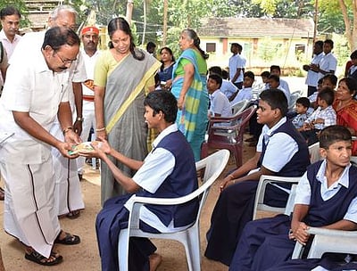 மனவளா்ச்சி குன்றிய மாற்றுத் திறனாளி மாணவா்களுக்கு தீபாவளி பரிசுப் பொருள்கள் வழங்கல்