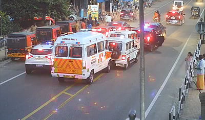 ஸ்கூட்டி பெண்ணால்... கேரள முதல்வரின் கார், பாதுகாப்பு வாகனங்கள் விபத்து!