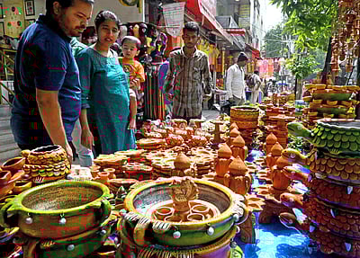 தீபாவளி.. கடைசி நேர ஷாப்பிங்கை மந்தமாக்கிய மழை!