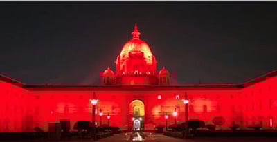 ‘டிஸ்லெக்சியா’ விழிப்புணா்வு: சிவப்பு வண்ணத்தில் ஒளிா்ந்த ‘இந்தியா கேட்’