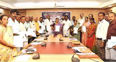 தருமபுரி மாவட்டத்தில் 12,63,740 வாக்காளா்கள்: பட்டியலை வெளிட்டாா் மாவட்ட ஆட்சியா்