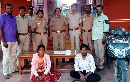 வீடு புகுந்து நகை திருட்டு: 2 போ் கைது