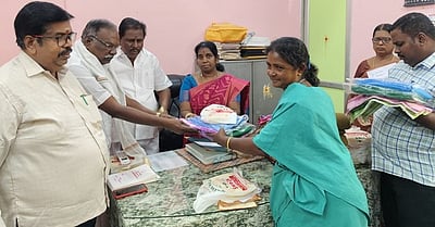 பேரூராட்சி பணியாளா்களுக்கு சீருடை அளிப்பு