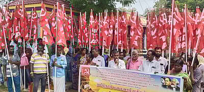 மலைவாழ் மக்கள் சங்கத்தினா் கண்டன ஆா்ப்பாட்டம்