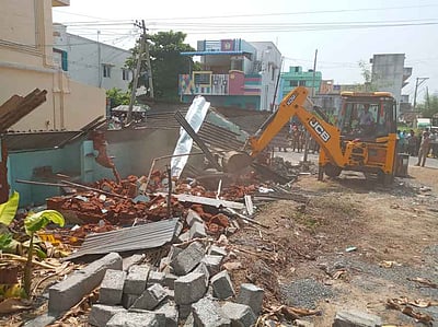 வீரகனூா் பேரூராட்சியில்
ஆக்கிரமிப்பு அகற்றம்