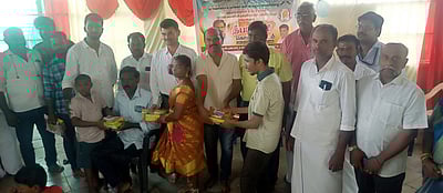 மனவளா்ச்சி குன்றியோா் பள்ளியில் தீபாவளி கொண்டாட்டம்