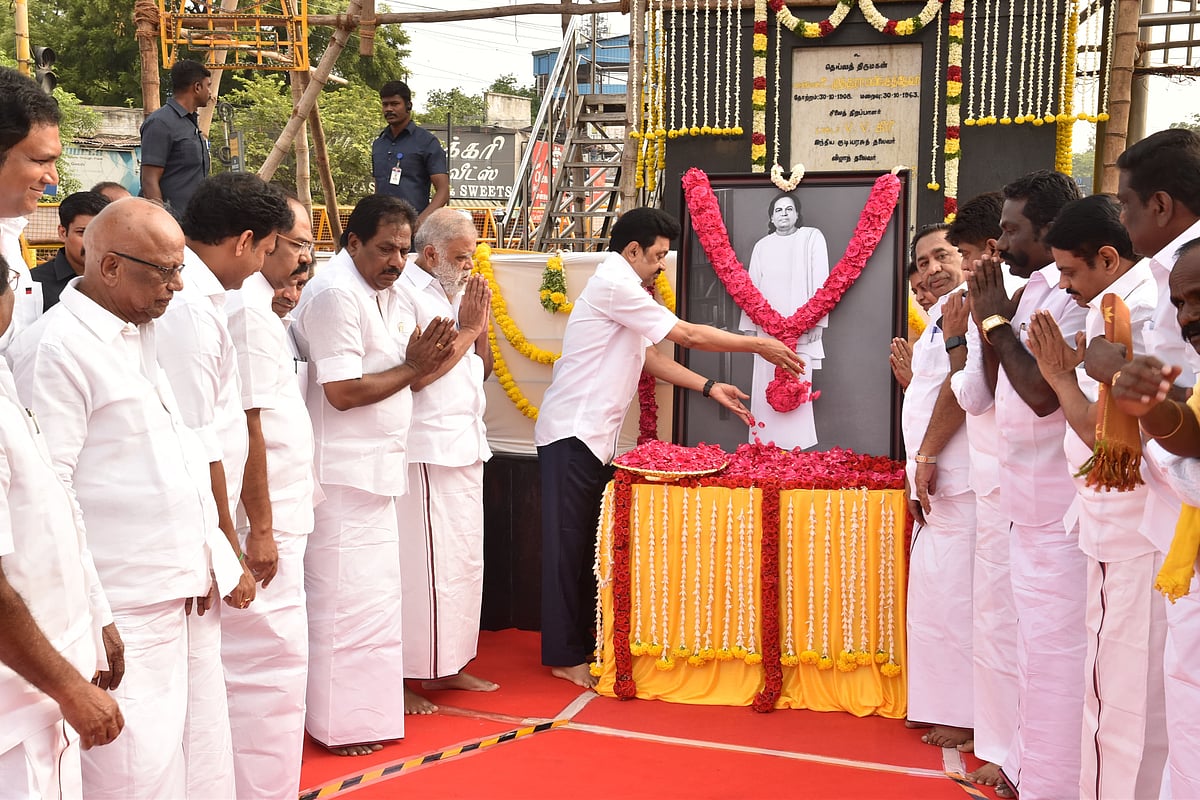 சிலைக்கு முன் வைக்கப்பட்டிருந்த தேவர் உருவப் படத்துக்கு மலர்தூவி மரியாதை