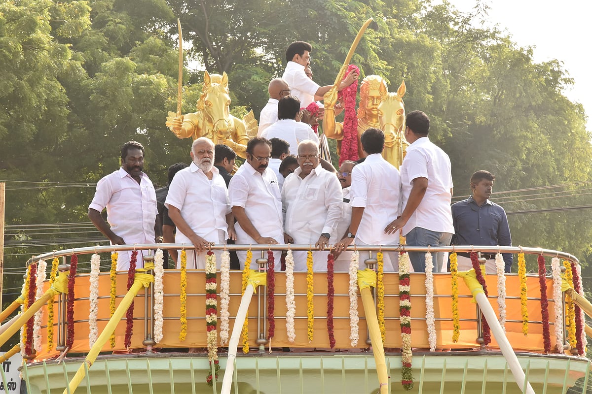 மருதுபாண்டியர்களின் உருவச் சிலைகளுக்கு மாலை அணிவித்து முதல்வர் மு.க. ஸ்டாலின் மரியாதை