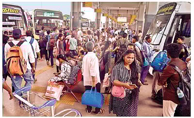 தீபாவளியை கொண்டாட சொந்த ஊருக்கு புறப்பட்ட மக்கள்: பேருந்துகள், ரயில் நிலையங்களில் அலைமோதிய கூட்டம்
