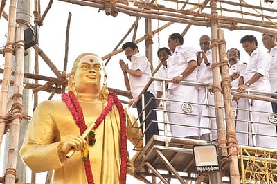 மதுரையில் தேவா், மருதுபாண்டியாா்கள் சிலைகளுக்கு முதல்வா், தலைவா்கள் மரியாதை