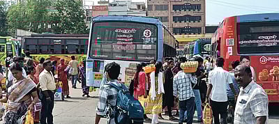 கரூா் பேருந்து, ரயில் நிலையத்தில் கூட்டம்