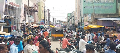 தீபாவளி பண்டிகை: பொருள்கள் வாங்க அலைமோதிய மக்கள்