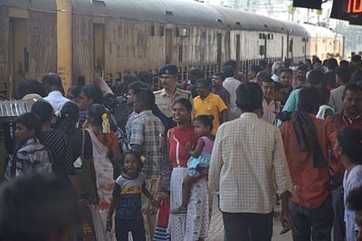 ஈரோடு ரயில், பேருந்து நிலையங்களில் அலைமோதிய மக்கள் கூட்டம்