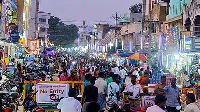 பொன்னமராவதி அண்ணாசாலையில் குவிந்த மக்கள்