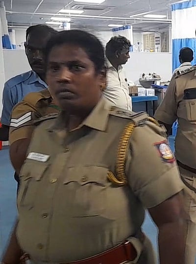 பெண் காவல் ஆய்வாளா் பணியிடை நீக்கம்