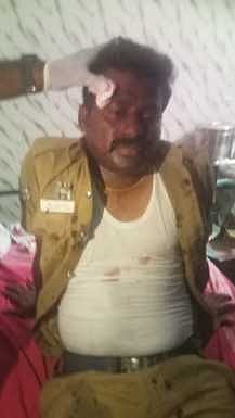 தேவா் சிலைக்கு மாலை அணிவிப்பதில் மோதல்:  கல்வீச்சில் போலீஸாா் காயம்