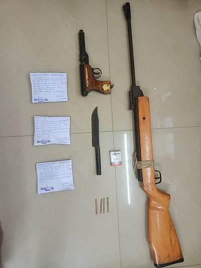 துப்பாக்கிகளுடன் திரிந்த 4 ரெளடிகள் கைது