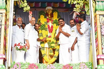 திருவாடானை அதிமுக, திமுக நிா்வாகிகள் பசும்பொன்னுக்கு வாகனங்களில் பயணம்