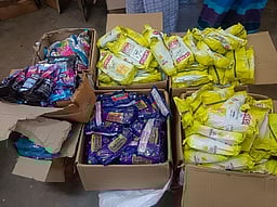 காரில் கடத்தி வரப்பட்ட புகையிலைப் பொருள்கள் பறிமுதல்