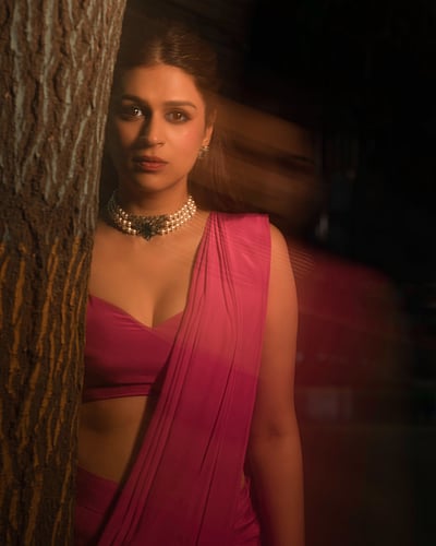 தேவலோக மின்னல்... ஷ்ரத்தா தாஸ்!