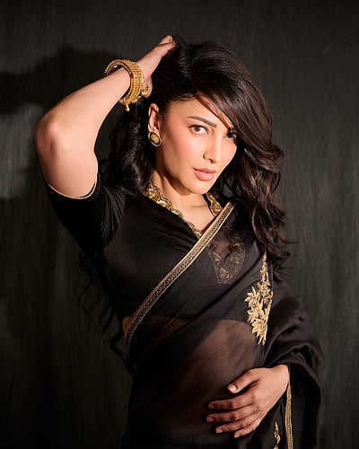 கறுப்பை மீறும் பொலிவு... ஷ்ருதி ஹாசன்!