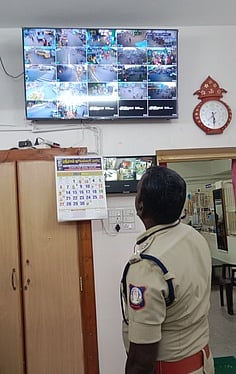 தீபாவளி பண்டிகை: கண்காணிப்பு கேமரா பதிவுகளை எஸ்.பி. ஆய்வு