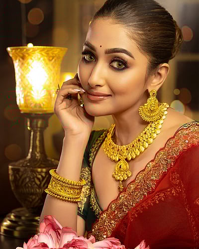 தீப ஒளியை மிஞ்சும் முகம்... சுதிப்தோ பானர்ஜி!