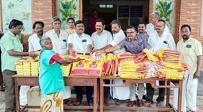 தாராபுரம் நகராட்சி தூய்மைப் பணியாளா்களுக்கு புத்தாடைகள்