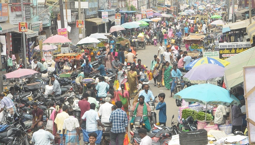 தீபாவளிப் பண்டிகையையொட்டி பொருள்களை வாங்க விழுப்புரம் மகாத்மா காந்தி சாலையில் குவிந்த மக்கள் கூட்டத்தின் ஒரு பகுதி.