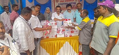 தூய்மைப் பணியாளா்களுக்கு தீபாவளி பரிசு: மேயா் வழங்கினாா்