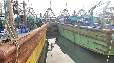 தீபாவளி பண்டிகை: தூத்துக்குடி விசைப்படகு மீனவா்கள் கடலுக்குச் செல்லவில்லை