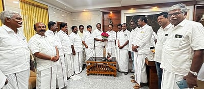 மு.தம்பிதுரைக்கு அதிமுகவினா் வாழ்த்து