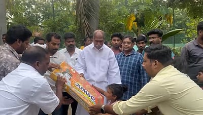 குழந்தைகளுக்கு பட்டாசு வழங்கி தீபாவளி வாழ்த்து சொன்ன முதல்வர் ரங்கசாமி