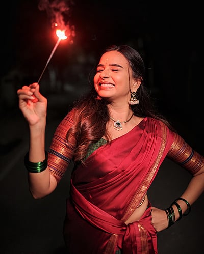 தாவணி போட்ட தீபாவளி... திவ்யா கணேஷ்!