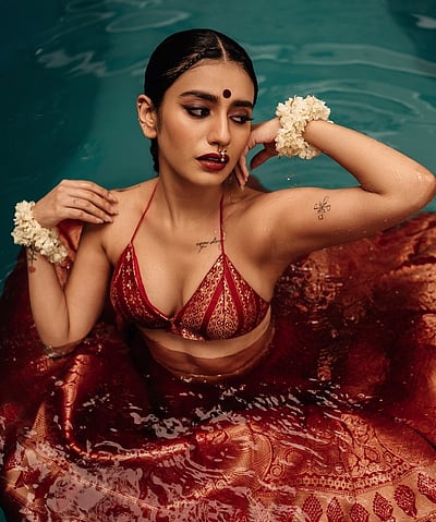 சிவப்பு பூச்சரமே... பிரியா வாரியர்!