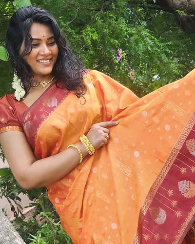 மின்னும் தீபாவளி... திவ்யா துரைசாமி!