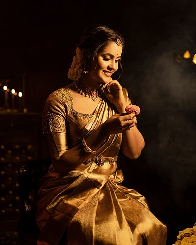 தீப ஒளிப் பூ... சைத்ரா ரெட்டி!