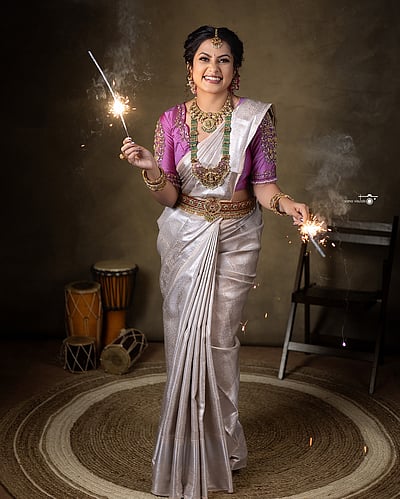 தீபங்கள் பேசும்... மதுமிதா!