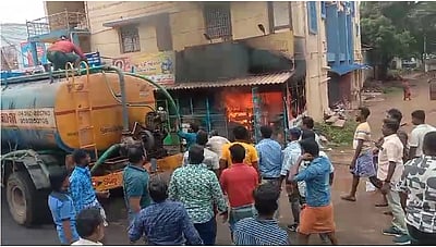 தஞ்சை புதிய பேருந்து நிலையம் அருகே மளிகை கடையில் தீ: பொருள்கள் எரிந்து நாசம்