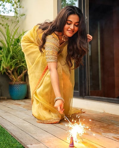 தீப ஒளியே...! பவானி ஸ்ரீ